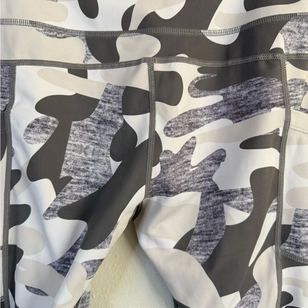 Zyia Active Camo High Rise Leggings 6-8 Athletic Workout - Picture 7 of 9
